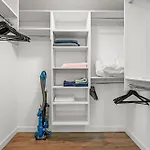 Luxury Penthouse 2-Br - With Pool & Gym Access