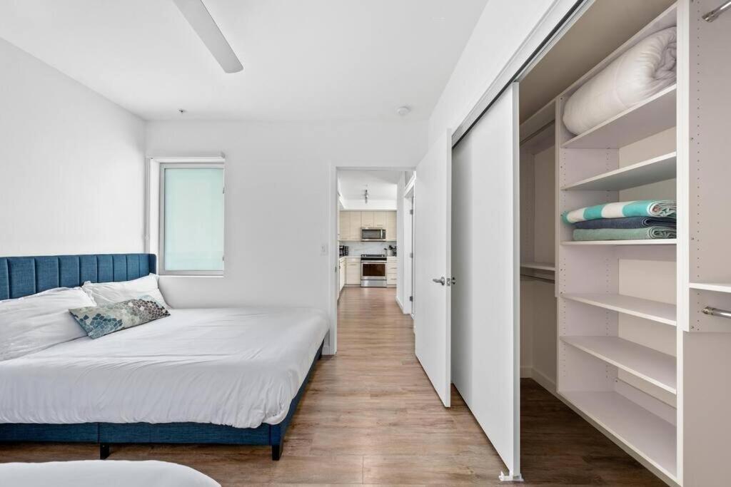 Luxury Penthouse 2-br - With Pool & Gym Access Apartment Los Angeles