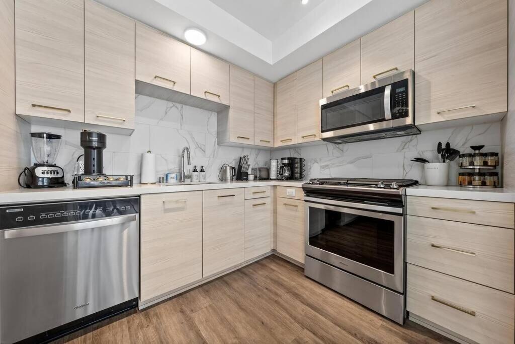 Luxury Penthouse 2-br - With Pool & Gym Access Los Angeles