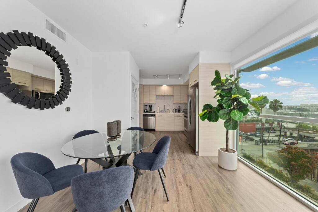 Luxury Penthouse 2-br - With Pool & Gym Access Los Angeles