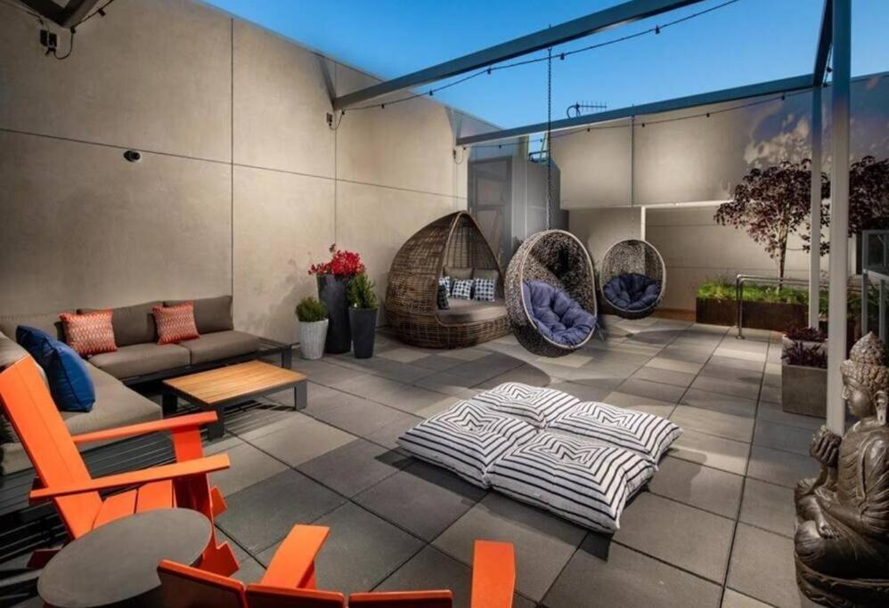 Luxury Penthouse 2-br - With Pool & Gym Access Apartment