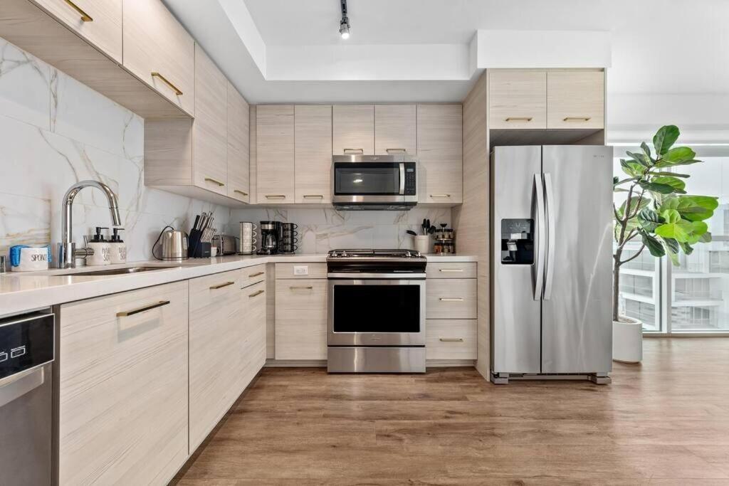 Luxury Penthouse 2-br - With Pool & Gym Access * Los Angeles
