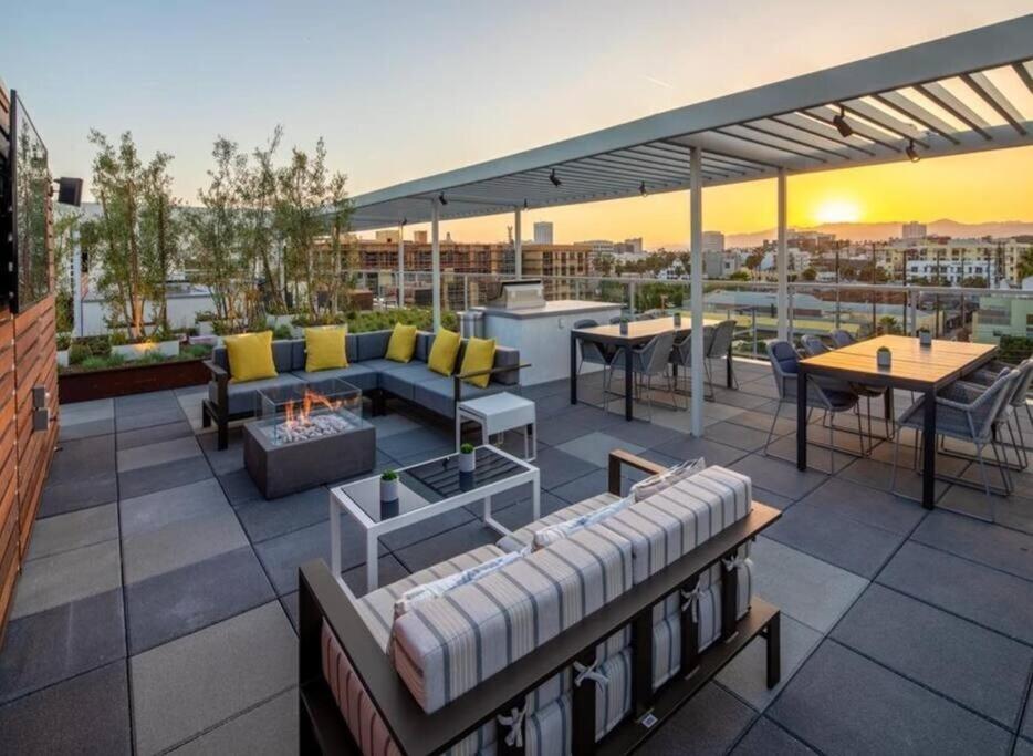 Luxury Penthouse 2-br - With Pool & Gym Access Apartment Los Angeles