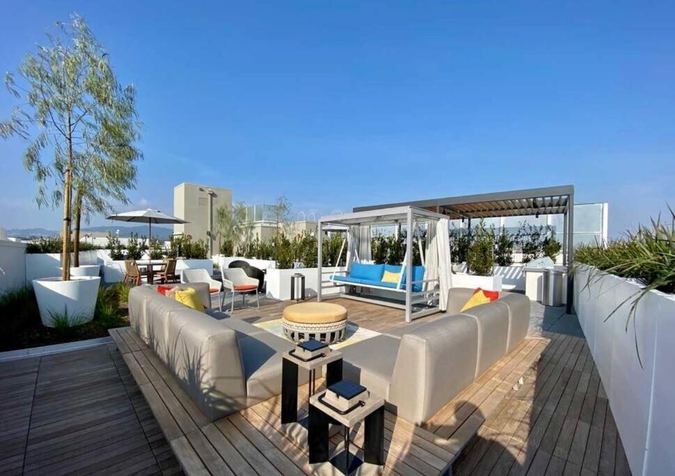 Apartment Luxury Penthouse 2-br - With Pool & Gym Access *