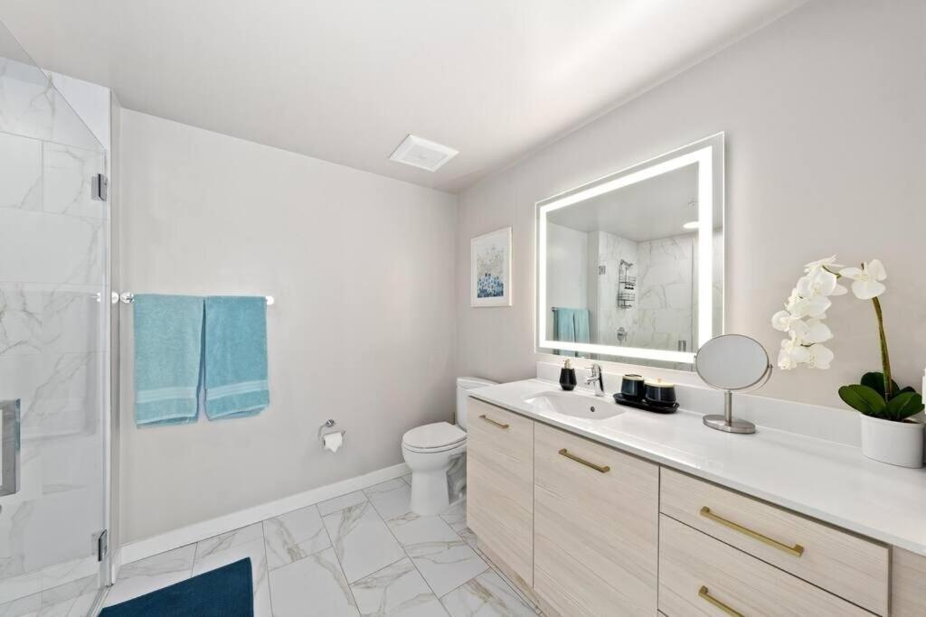 Luxury Penthouse 2-br - With Pool & Gym Access Apartment Los Angeles