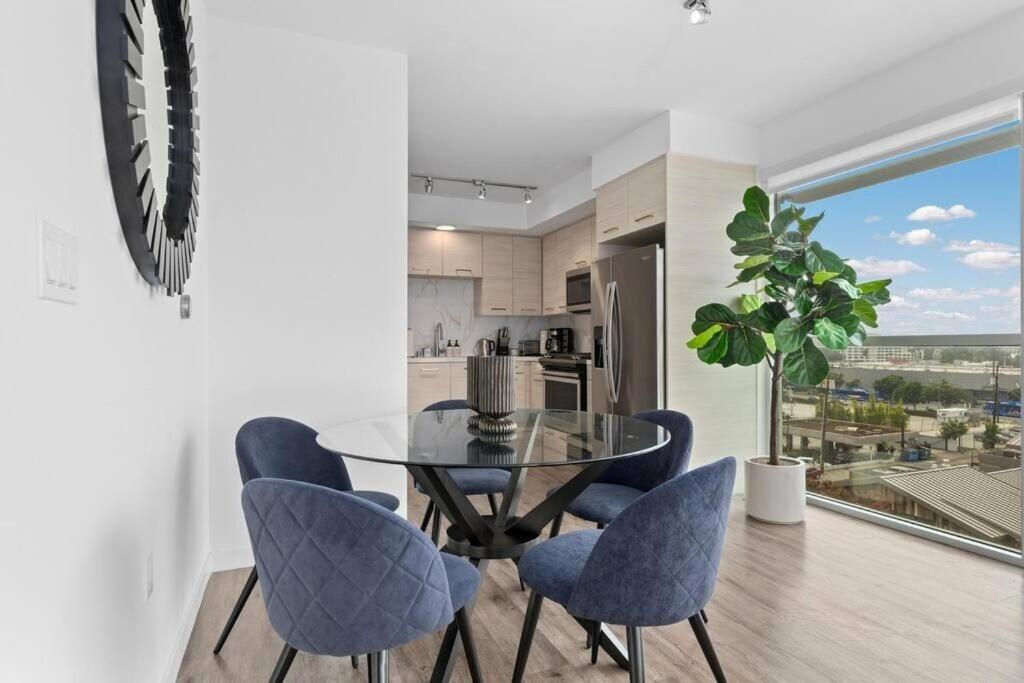Luxury Penthouse 2-br - With Pool & Gym Access *