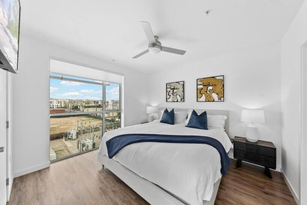 Luxury Penthouse 2-br - With Pool & Gym Access Los Angeles