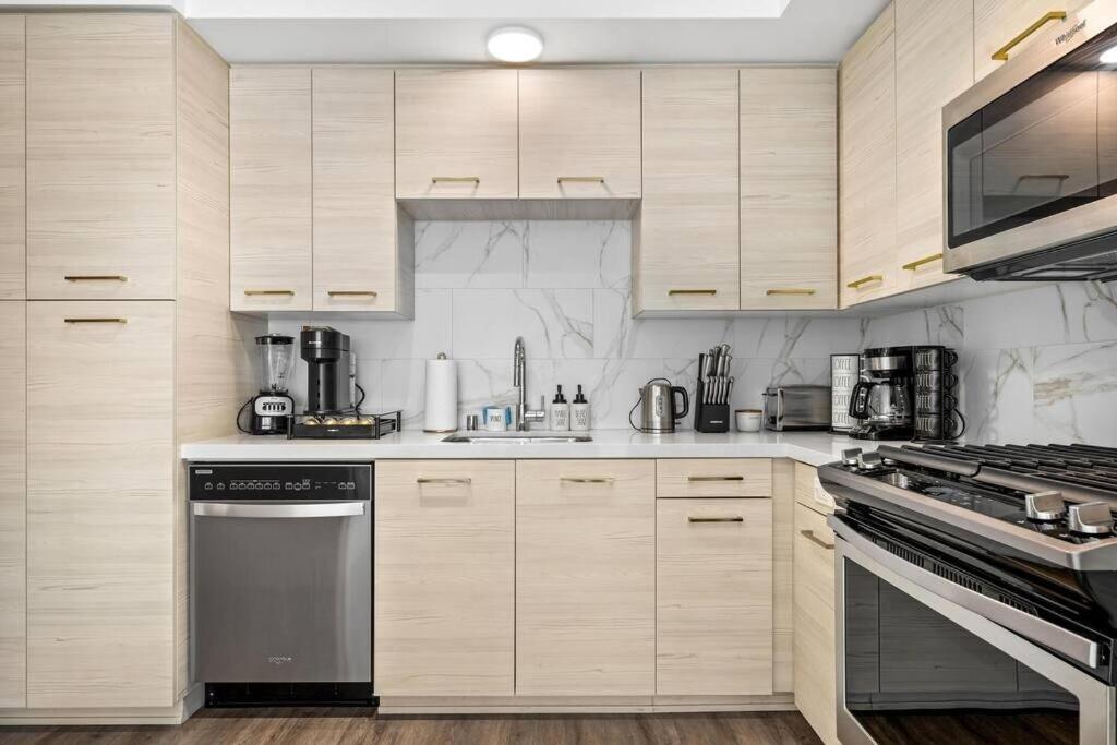 Luxury Penthouse 2-br - With Pool & Gym Access Apartment