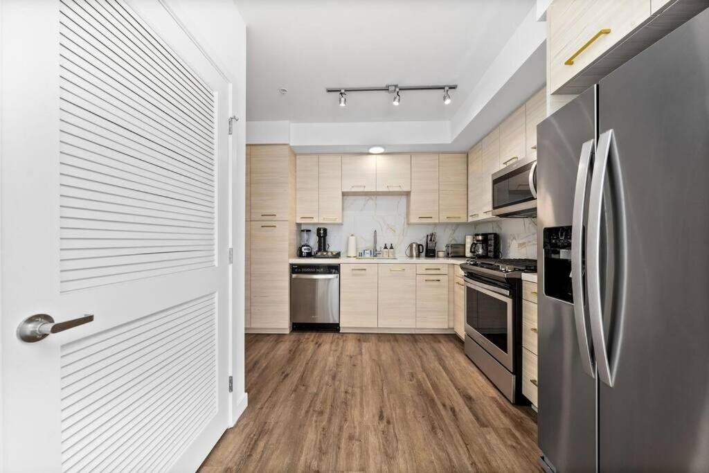 Luxury Penthouse 2-br - With Pool & Gym Access *