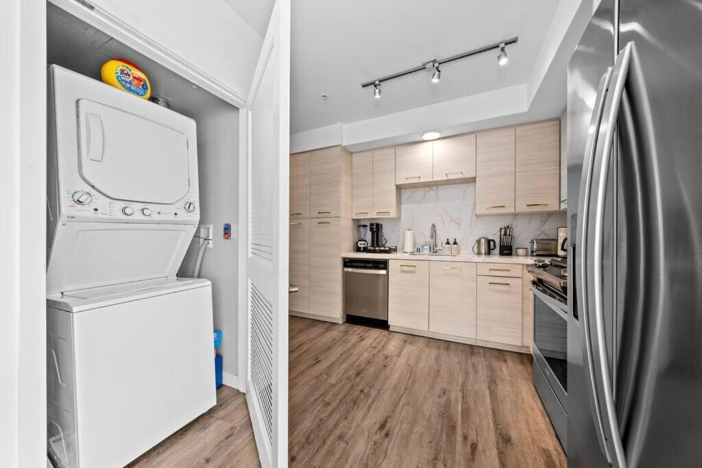 Luxury Penthouse 2-br - With Pool & Gym Access Los Angeles