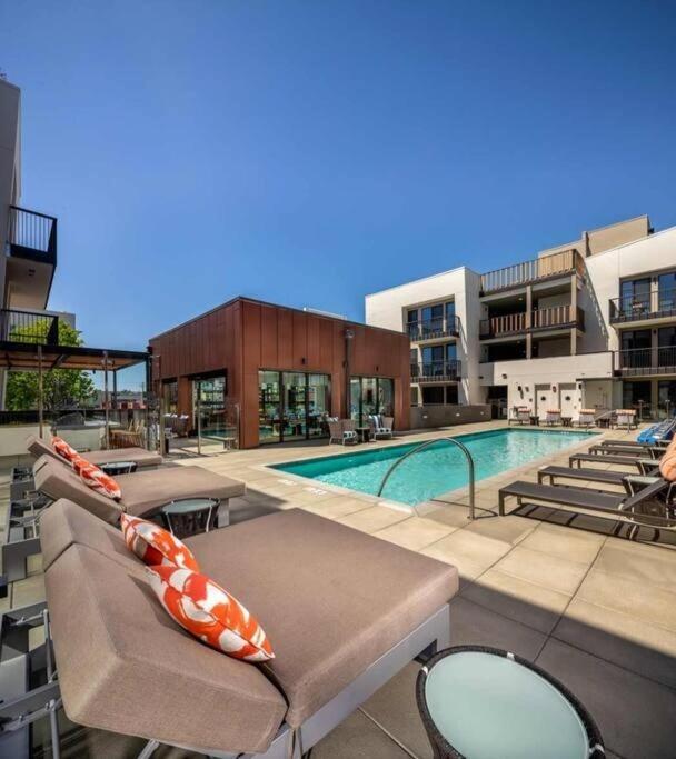 Luxury Penthouse 2-br - With Pool & Gym Access Apartment Los Angeles