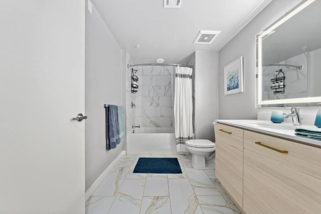 Apartment Luxury Penthouse 2-br - With Pool & Gym Access Los Angeles