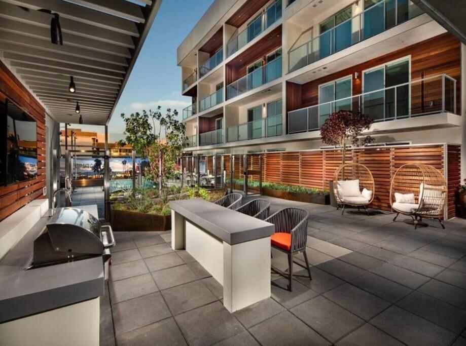 Luxury Penthouse 2-br - With Pool & Gym Access *