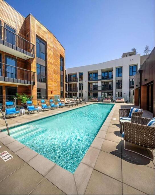 Apartment Luxury Penthouse 2-br - With Pool & Gym Access *