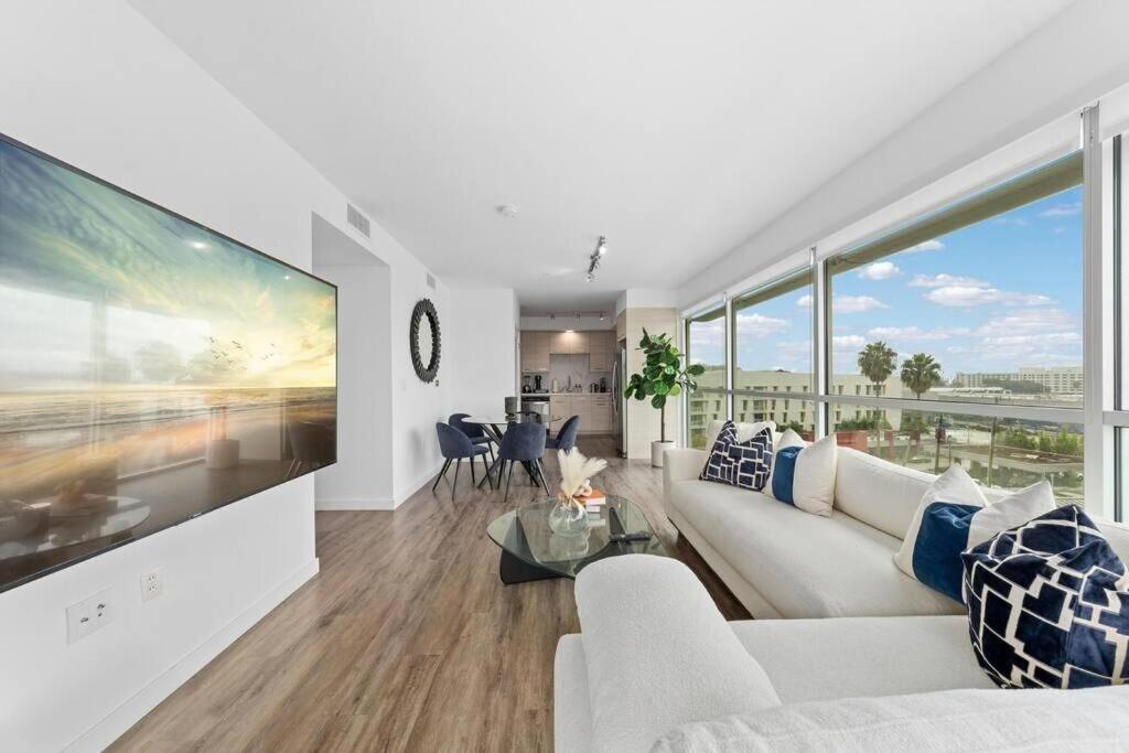 Luxury Penthouse 2-br - With Pool & Gym Access Apartment Los Angeles