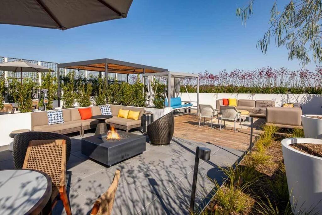 Luxury Penthouse 2-br - With Pool & Gym Access * Los Angeles