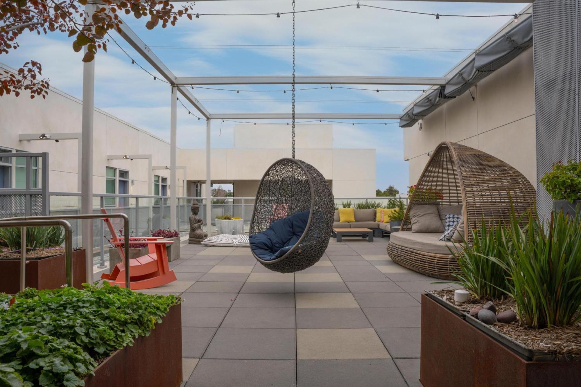 Luxury Penthouse 2-br - With Pool & Gym Access *