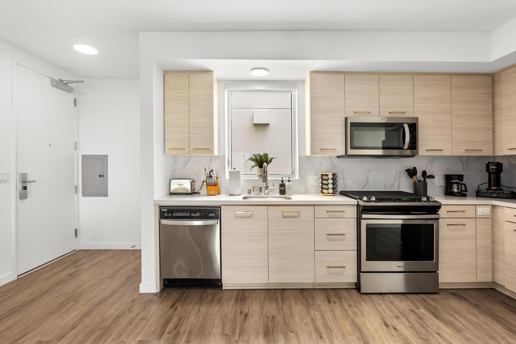 Luxury Penthouse 2-br - With Pool & Gym Access Los Angeles