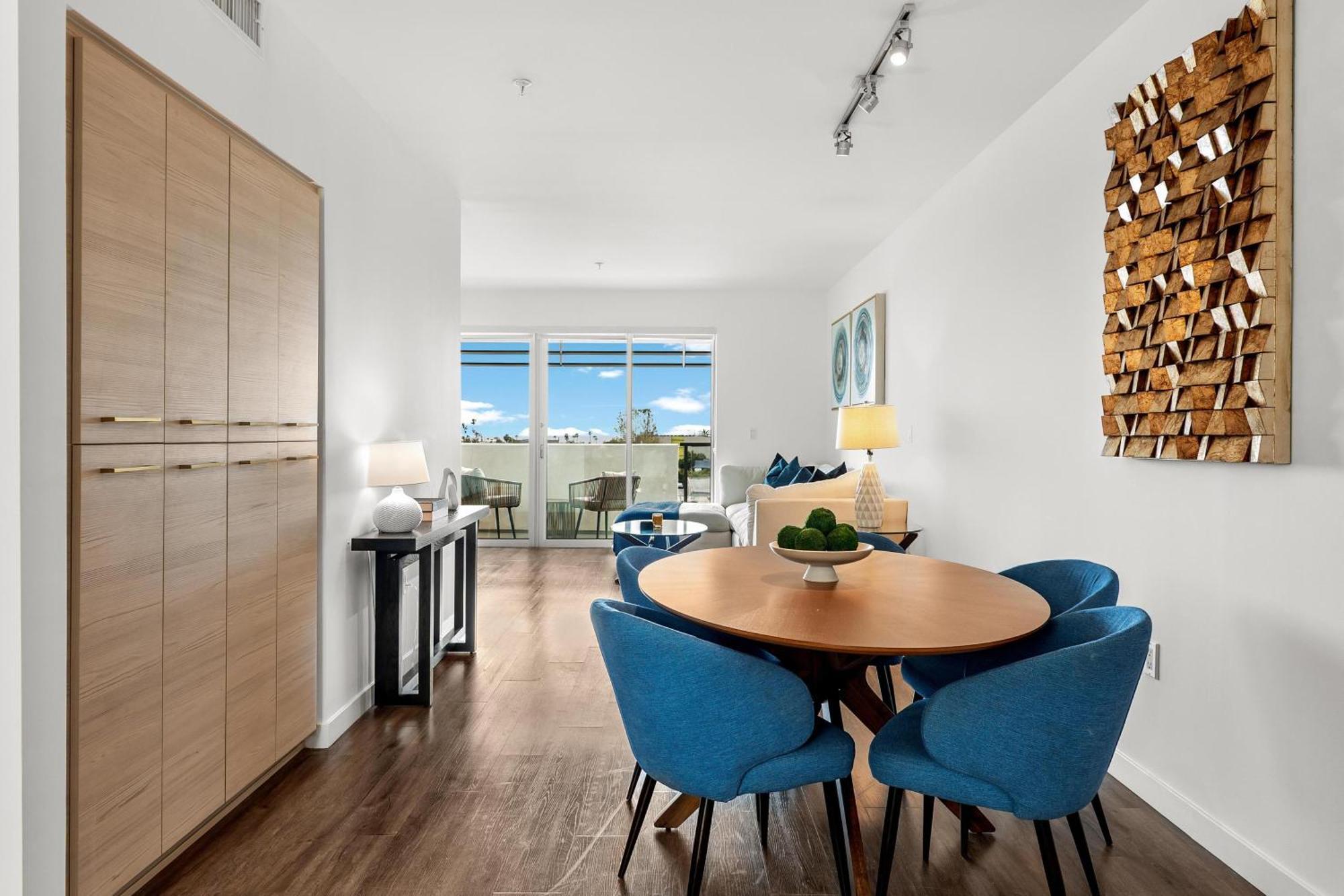 Luxury Penthouse 2-br - With Pool & Gym Access Apartment *