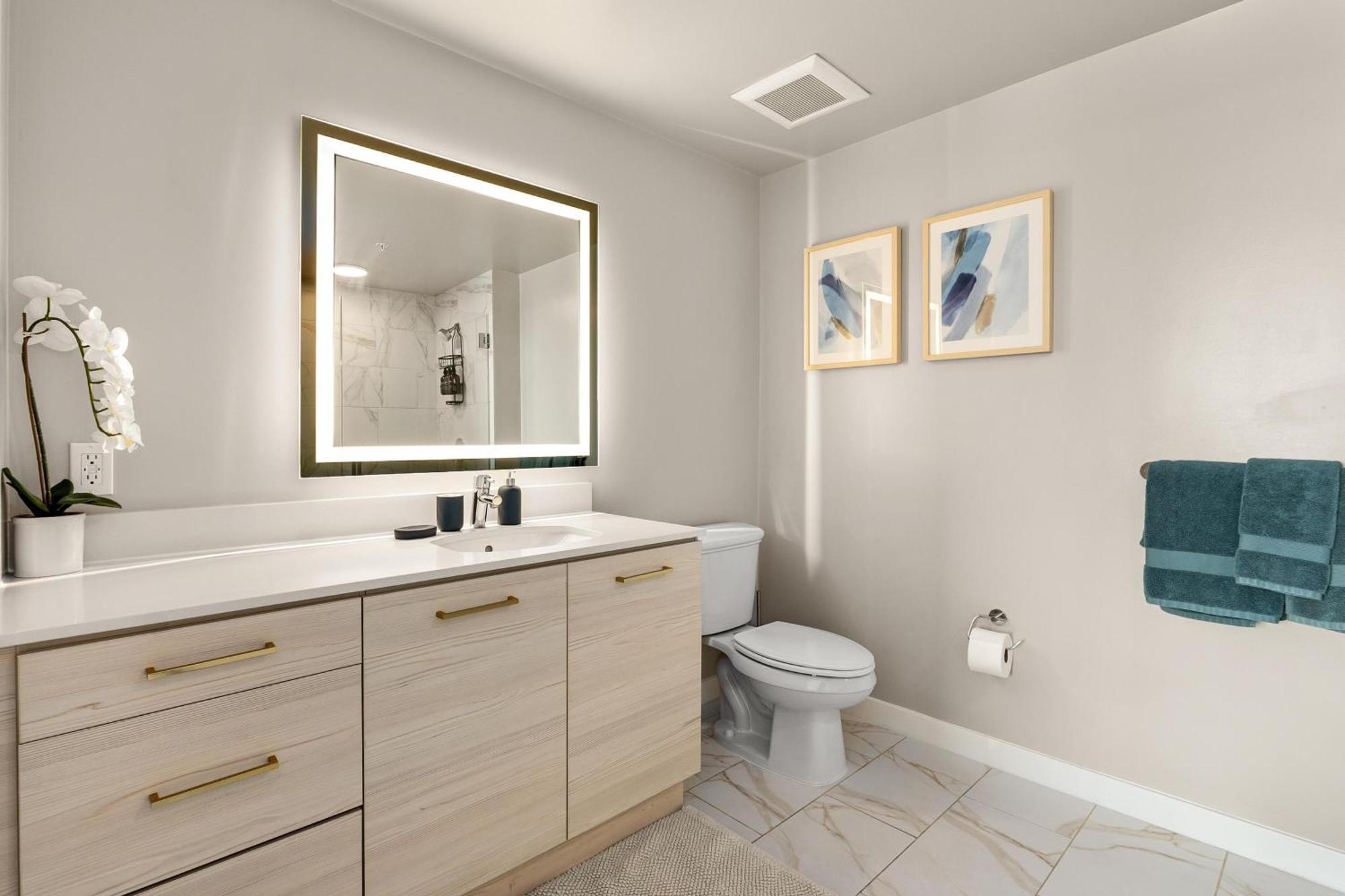 Luxury Penthouse 2-br - With Pool & Gym Access Apartment Los Angeles