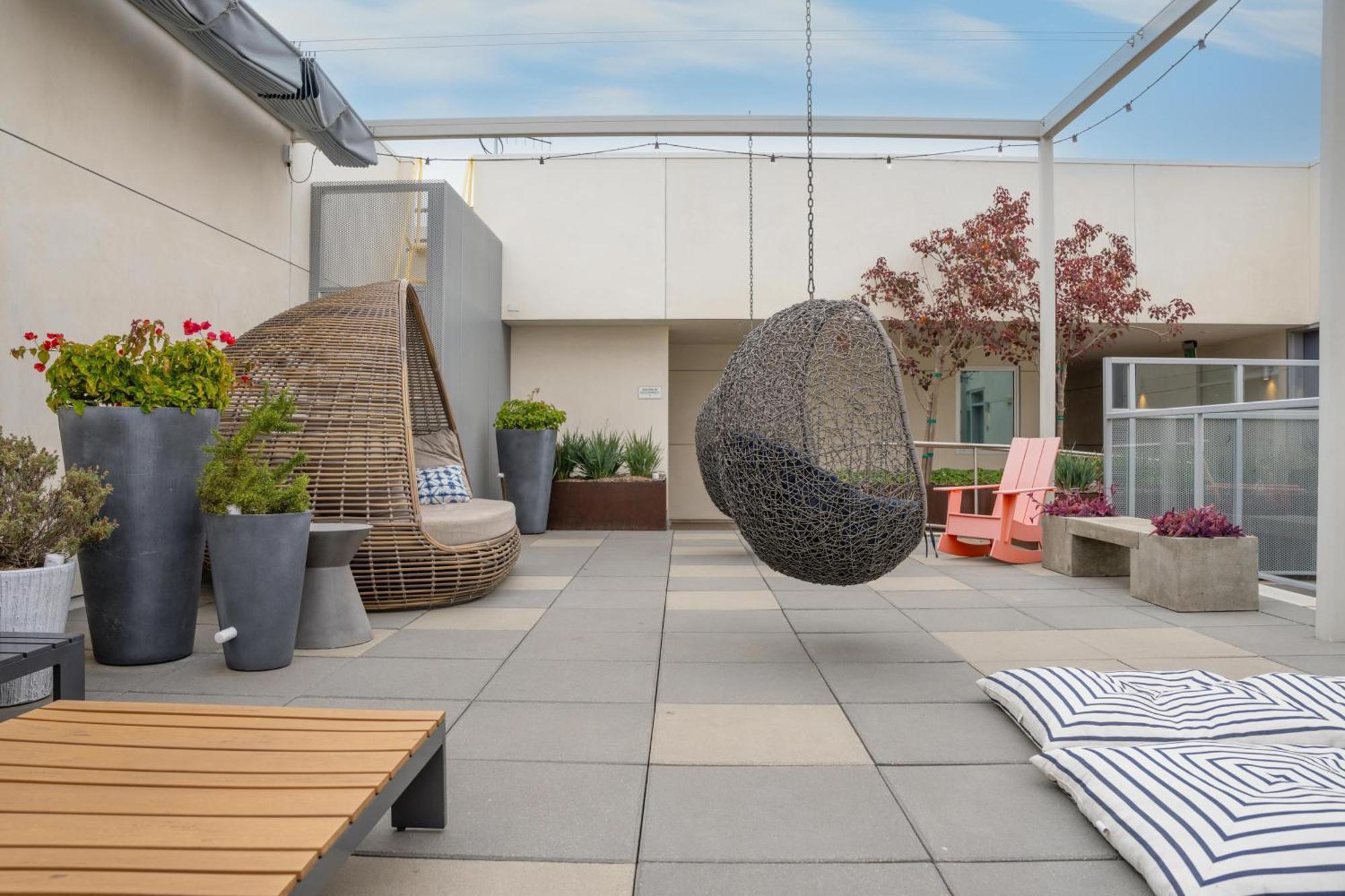 Luxury Penthouse 2-br - With Pool & Gym Access