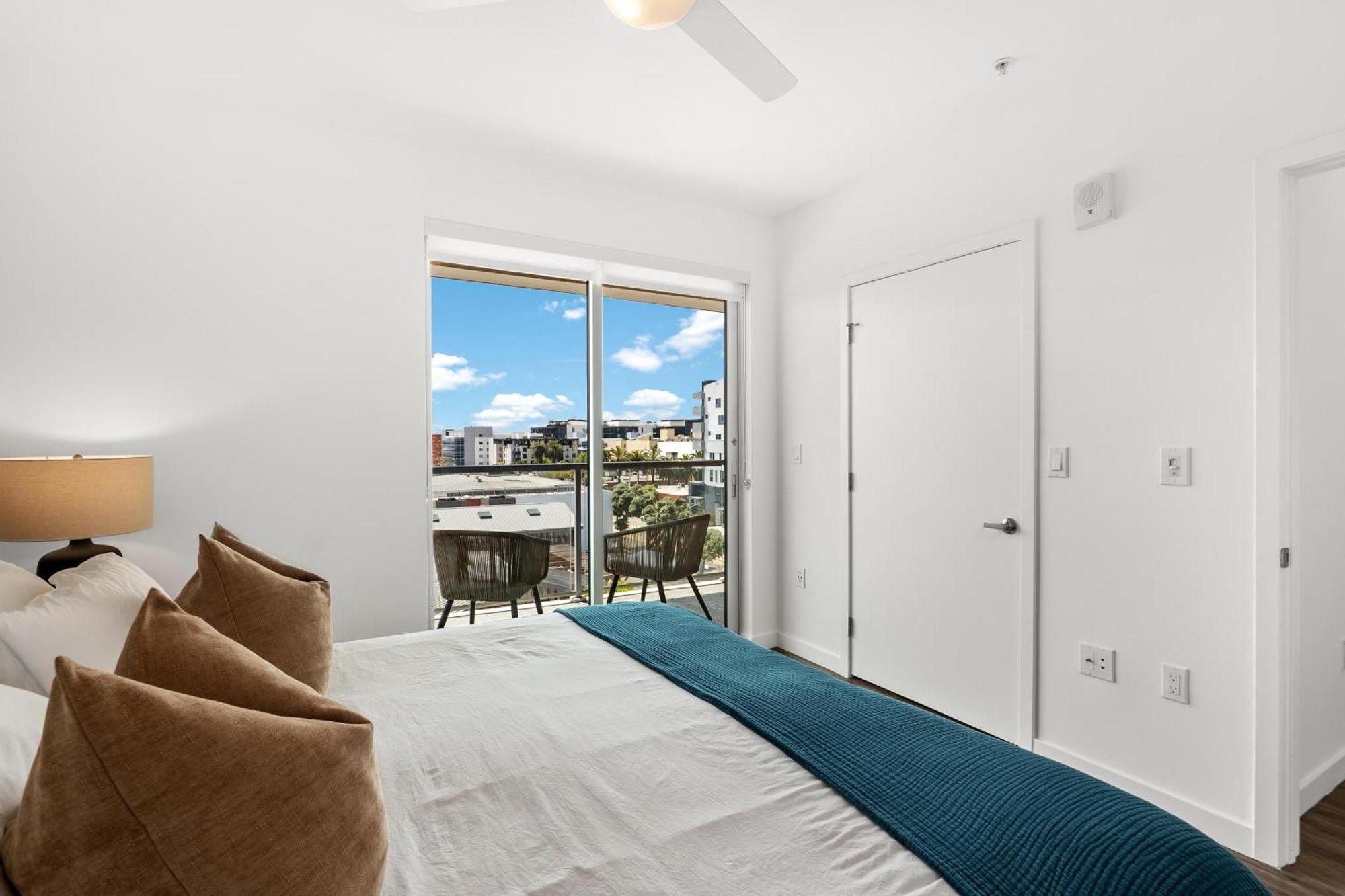 Apartment Luxury Penthouse 2-br - With Pool & Gym Access