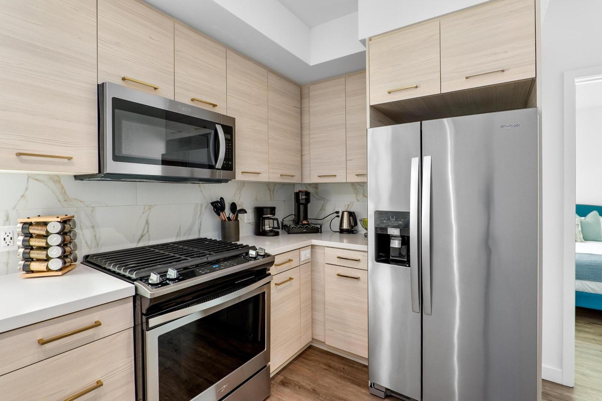 Apartment Luxury Penthouse 2-br - With Pool & Gym Access *