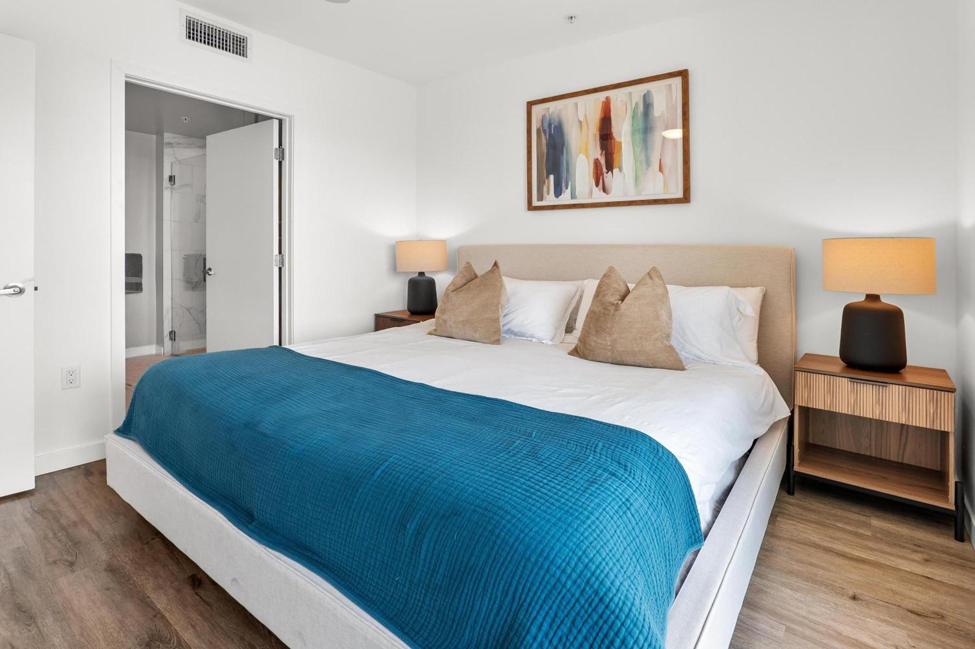 Luxury Penthouse 2-br - With Pool & Gym Access *