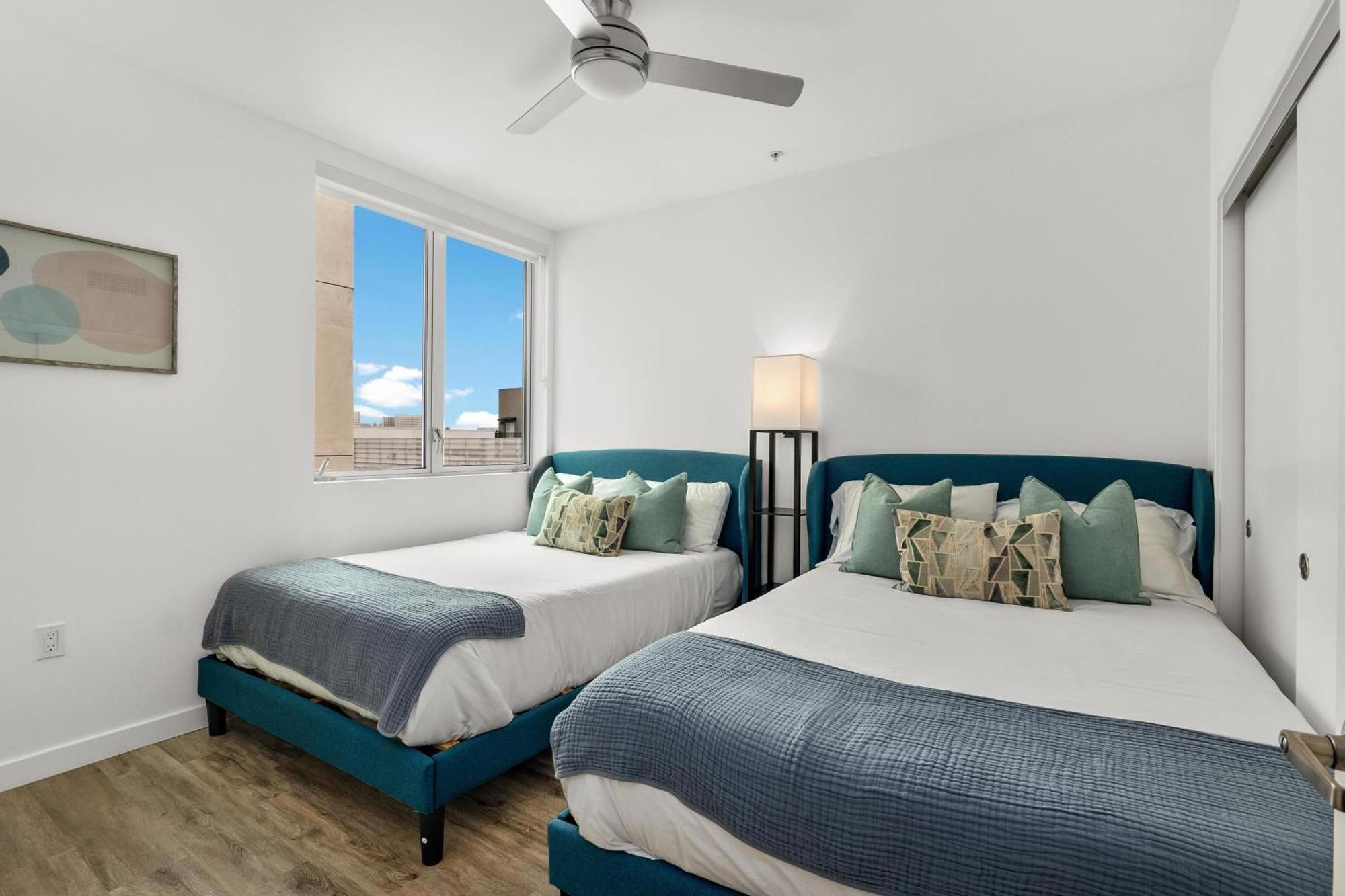 Luxury Penthouse 2-br - With Pool & Gym Access Apartment *